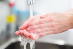 Handen die gewassen worden