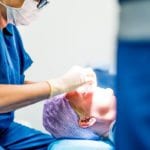 Plastisch chirurg maakt een gezicht schoon